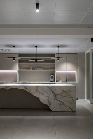 Cette spacieuse propriété commerciale bénéficie d'un emplacement de choix en termes de visibilité, le long de la très fréquentée Torhoutsesteenweg à Zedelgem. Avec une surface utile de pas moins de 1 156 m² répartie sur plusieurs étages et un terrain généreux de 3 013 m², cette propriété offre une gamme exceptionnelle d'opportunités aux investisseurs et aux entrepreneurs à la recherche d'espace et d'un attrait commercial maximal.Commodités : - Pompe à chaleur Daikin ultramoderne, refroidissement et chauffage (2023), via des ventilo-convecteurs et un système de ventilation mécanique avancé avec récupération de chaleur.- Système de ventilation- Le toit de la salle de banquet a récemment été entièrement rénové.- Score énergétique théorique favorable de 217 kWh/ (m²/an).- Visibilité optimale : situé le long d'un axe stratégique avec une façade orientée sud-est pour une présence maximale de la marque.Disposition :- Superficie du terrain : 3 013 m² - Surface utile : environ 1 156 m², composée de :- Maison (260 m²)- Bureaux (780 m²)- Entrepôt (50 m²)- Grand parking sur place et dans les environs.Réaménagement polyvalent : idéal pour le transformer en un immeuble de bureaux représentatif (changement de fonction conformément aux conseils municipaux), un cabinet de groupe, une salle d'exposition, une salle d'exposition ou une revitalisation en tant que salle de réception/établissement de restauration.Destination urbaine : zone partiellement résidentielle, partie zone industrielle selon le plan régional (située au sein du BPA « Sint Elooi 2 » — Industrie, logement, commerce).Loyer temporaire (Sale & Rent-Back) négociable par le vendeur !Vous recherchez des locaux commerciaux offrant une bonne visibilité, des surfaces spacieuses et des installations techniques modernes dans la région de Bruges/Zedelgem ? Contactez notre bureau dès aujourd'hui pour plus d'informations ou pour une visite sur place !Registre des mesures: non