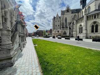 <p><span>Bent u op zoek naar een goed gelegen handelspand in het centrum van Zoutleeuw of wil u een centraal gelegen woning met een prachtig uitzicht op de knappe Sint Leonarduskerk en de groene Markt? Bent u bovendien een handige Harry en heeft u wel zin in een renovatie, dan is dit pand een topper! Beneden was er tot nu toe een frituur, maar mits bestemmingswijziging kan dit ook leefruimte worden. Er is achteraan nog een berging, toilet en een koertje. Boven is er nu een erg ruime living met aansluitend de keuken en een terras. Daarachter is er een badkamer en de master bedroom. Een verdiep hoger kan u elk van uw kinderen een kamer/ kleine studio geven. Ze hebben op dit verdiep een eigen badkamer en extra bergruimte. Een uniek pand op een unieke locatie als je het ons vraagt!</span></p>