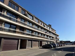 Een zeer goed gelegen appartement op de 1e verdieping.Via de lift of trap gaan we naar de verdieping en komen binnen in de hal met apart toilet. We...