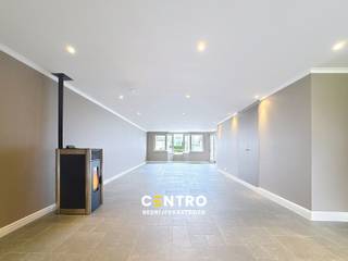 <u><strong>INDELING:</strong></u><br />Open handelsruimte met volledig ingerichte keuken en afzonderlijk toilet.<br />Via de dubbele glazen deur in de achtergevel komt u in de gezellige tuin met terras en prachtig VER-zicht op de velden.<br />Parkeergelegenheid voor de deur, alsook voldoende langs de openbare weg!<br /><br /><u><strong>SPECIFICATIES:</strong></u><br />Constructie: Bakstenen constructie<br />Bevloering: Keramische tegelvloer<br />Verlichting: Ingebouwde LED-verlichting<br />Beglazing en schrijnwerk: Overal dubbele beglazing met houten schrijnwerk<br /><u>Algemene staat</u>: Instapklaar, gerenoveerd met duurzame en kwalitatieve materialen<br /><br /><u><strong>NUTSVOORZIENINGEN:</strong></u><br />Stadswater, verwarming met de pelletkachel, maar mogelijkheid om te verwarmen op aardgas, elektriciteit, telefonie/internet (Proximus).<br />Afzonderlijke tellers voorzien in de gemeenschappelijke inkomhal (appartementen).<br /><br /><u>* Bijzonderheden:</u><br />- Onmiddellijk beschikbaar<br />- Huurprijs is exclusief gemene kosten en onroerende voorheffing (conform aanslagbiljet)<br />- Huurkoop mogelijk!<br />- Volledig gerenoveerd in 2015!<br />- Renovatieverplichting: nee<br />- Watertoets: <strong>gelegen in niet-overstromingsgevoelig gebied</strong>, G-score : <strong>A</strong> en P-score: <strong>A</strong><br />- EPC: Label C<br />- Asbestveilig pand<br />- Ruime parkeergelegenheid in de straat<br /><br />- Onze referentie op <strong>www.centro.be</strong>: <strong>Q0788-TH </strong>of contacteer ons via <strong>050 70 01 02</strong>.