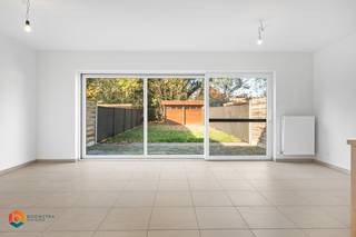 Op een uitstekende en rustige locatie te Heist op den Berg bevindt zich deze moderne woning met een uitzonderlijk gunstig EPC. Met een bewoonbare oppervlakte van 171 m² op een perceel van 253 m² biedt deze eigendom een harmonieuze combinatie van rust en comfort. Dankzij de centrale ligging geniet u bovendien van een uitstekende bereikbaarheid, met winkels, scholen en openbaar vervoer op korte afstand.<br /><br />We betreden deze woning via de inkomhal met gastentoilet. Het gelijkvloers beschikt over een open leefruimte met open keuken, waar plaats is voor een gezellige zithoek en aparte eetkamer. U geniet hier van veel natuurlijk licht door de grote raampartij. De open leefkeuken is uitgerust met kwalitatieve toestellen en combineert strak design met functioneel comfort. Naastgelegen is een functionele berging, ideaal voor extra opslagruimte.<br />Aanpalend aan de leefruimte/eetkamer vinden we een ruim terras met tuin en tuinhuis, waar u in alle rust en privacy kan genieten van het mooie weer. Bovendien is er een toegankelijkheid voor de fiets via zowel de voordeur als het tuinpad aan de achterzijde. Vooraan van de woning geniet u van een carport. <br /><br />Via de nachthal bereikt u de master bedroom. Daarnaast zijn er nog twee volwaardige slaapkamers, een aparte berging en een badkamer voorzien van een douche, bad, dubbele lavabo en toilet. Bovendien beschikt deze woning over een ruime zolder met vaste trap die u verder kan inrichten tot een vierde slaapkamer of als hobbyruimte.<br /><br />De woning is tenslotte uitgerust met zonnepanelen en een waterput van 5000 liter met regenwaterpomp.<br />De elektrische keuring is conform en het EPC bedraagt slechts E28 (label A). <br /><br />Aankoop mogelijk aan 2% registratierechten!<br /><br />Deze moderne woning combineert een warme, huislijke sfeer en een bijzonder energiezuinig karakter. Een unieke opportuniteit voor wie op zoek is naar wooncomfort in een groene, rustige omgeving te Heist op den Berg.  Contacteer ons voor meer informatie op 0479/13 63 69 of neem een kijkje op www.boonstravastgoed.be.<br /><br />Bijzonderheden:<br />- Rustige ligging<br />- Zeer energiezuinig (label A)<br />- 171 m² bewoonbaar oppervlakte<br /> 