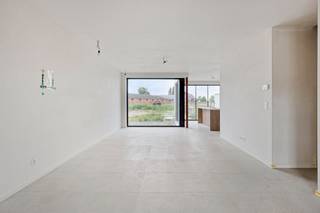 Deze ruime energiezuinige nieuwbouwwoning (bewoonbare oppervlakte +/- 197 m²) beschikt over 3 volwaardige slaapkamers en een badkamer. Er is de mogelijkheid voor een vierde, vijfde en badkamer op zolder. Buiten is er een carport voorzien en zuidwest gerichte tuin.Deze woning wordt volledig afgewerkt. INDELINGGelijkvloers:Inkomhal - apart toilet - leefruimte - open keuken - wasplaats/berging- tuin - carport Eerste verdiep:Nachthal - apart toilet - slaapkamer 1 - slaapkamer 2 - slaapkamer 3 - badkamer met bad en doucheTweede verdiep:Zolder met vaste trap met mogelijkheid om een 4de slaapkamer + 5de slaapkamer + badkamer + bergruimte te creërenDerde verdiep:Extra zolder met valtrapTROEVEN+ BEN-woning - 10 zonnepanelen+ Regenwaterput 10.000l+ Ventilatiesysteem D+ 4 verdiepingen+ Mogelijkheid voor 4de & 5de kamer & badkamer in zolder+ Woning wordt nog volledig afgewerkt+ Volledige vrijstelling onroerende voorheffing eerste 5 jaarVerkoop onder 21% BTW! Contacteer ons voor een afspraak 065 605 605 of via rob.vandaele@dewaele.comDeze AI-visualisaties zijn bedoeld als inspiratie. Er werd geen rekening gehouden met technische specificaties, stedenbouwkundige voorschriften of de concrete mogelijkheden tot realisatie.