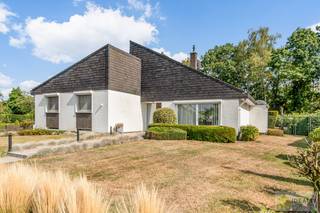 <strong>IDEALIS VASTGOED – !! INVESTERING – BEWONER WENST TE BLIJVEN WONEN !! UITERST GOED ONDERHOUDEN GEZINSWONING OP EEN PRACHTIG, GROEN EN RUSTIG PERCEEL VAN MAAR LIEFST 11A MET LICHTRIJKE WOONKAMER, 3 KNAPPE SLAAPKAMERS, BADKAMER, AFGEWERKTE ZOLDERVERDIEPING EN ONDERGRONDSE GARAGE - De woning heeft een oppervlakte maar liefst +- 130m² met ruime woonkamer, uitgeruste keuken, 3 slaapkamers, badkamer én inpandige/ondergrondse garage. De woning is rustig gelegen op een perceel met een opp. van 11a. </strong><br /><br /><strong>LIGGING: </strong><br />Deze woning is vlakbij de stadskern van Hamont, doch in een residentiële buurt en biedt veel privacy! Ook is de woning gelegen op enkele stappen van de Nederlandse grens.<br /><br /><strong>INDELING:<br />Gelijkvloerse verdieping: </strong><br />- Royale ontvangsthal met gastentoilet – ruime woonkamer/eetkamer (met gezellige gashaard, en mooi zicht op de tuin) – uitgeruste keuken (voorzien van elektrisch vuur, dampkap, dubbele spoelbak , vaatwasser, koelkast en veel opberg- en werkruimte) – wasruimte/achterinkom -<br /><br /><strong>Eerste verdieping/ split level:</strong><br />- Vide – slaapkamer 1 – slaapkamer 2 (momenteel ingericht en gebruikt als dressing) – slaapkamer 3 - badkamer (voorzien van ligbad, douche, dubbele lavabo) –<br /><br /><strong>Tweede verdieping:</strong><br />- Volledig afgewerkte zolderverdieping (mogelijkheid tot slaapkamer) -<br /><br /><strong>GARAGE/KELDER</strong><br />- Garage/kelder (55m²) -<br /><br /><strong>Tuin: </strong><br />– prachtig en volledig aangelegde tuin in een uitstekende staat van onderhoud, uitgevend op een weide – heerlijk overdekt terras –<br /><br /><strong>BIJZONDERHEDEN:</strong><br />- DE WONING ZAL NIET BESCHIKBAAR ZIJN VOOR EIGEN GEBRUIK > Huidige eigenaar wenst de woning blijven te bewonen aan een correcte huurprijs<br />- Zeer goed onderhouden woning!<br />- Rustige locatie<br />- Ruim perceel<br />- Rolluiken<br />- Verwarmd op aardgas<br />- Terras voor- en achter vernieuwd (natuursteen)<br />- Vloer op gelijkvloerse vernieuwd<br /><br /><strong>Stedenbouwkundige Inlichtingen:</strong><br />Bouwvergunning - Woongebied - Geen dagvaarding - Geen voorkooprecht – Verkavelingsvoorschriften<br /><br /><strong>EPC: 355kWh/m²jaar met certificaatnummer: 20250813-0003664089-RES-1<br /><br />Asbestattest in aanvraag</strong><br /><br /><strong>O-peil: </strong>niet overstromingsgevoelig<br />P-score: A<br />G-score: A<br /><br /><strong>Benieuwd naar deze woning? Ons IDEALIS Team geeft U met plezier en steeds vrijblijvend de nodige informatie via e-mail , ter plaatse of op ons te Pelt.<br />Wenst U advies omtrent uw eigen woning? Graag plannen wij vrijblijvend met U een afspraak in om onze expertise met U te delen, steeds tot Uw dienst!!<br />Neem contact op met IDEALIS VASTGOED op 011/515 565 of mail naar info@idealisvastgoed.be!</strong><br />