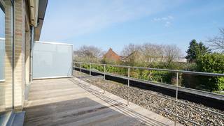 Rustig gelegen duplex-appartement van 130m² (lift tussen 1e en 2de verdieping) met ruim zuid-oost terras van 14m² (breedte 7m x diepte circa 2m)...