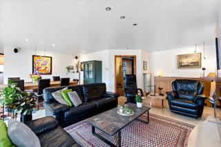 270 m² bewoonbare oppervlakte – uitzonderlijk veel ruimte voor het hele gezin.Perceel van 998 m² – privacy en een ruime tuin met overdekt...