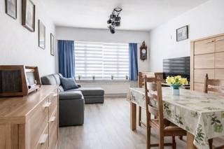 In een kleinschalig gebouw met slechts vier wooneenheden bevindt zich op het verdiep links dit gezellig appartement in het hart van Bornem...