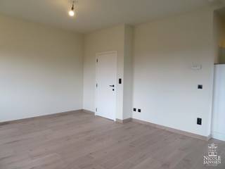 Dit mooi appartement op de tweede verdieping is volledig instapklaar, praktisch ingedeeld met één slaapkamer en kwalitatief afgewerkt. De open autostandplaats ter plaatse en de kelderberging zijn zeker een extra troef. Het pand is zeer centraal gelegen ten op zichte van de dorpskern en is zeer vlot toegankelijk naar Dilsen, Maasmechelen, Genk, Maaseik,...<br /><br />=> Tweede verdieping<br />- Verzorgde inkomhal<br />- Apart gastentoilet<br />- Mooie woonkamer met veel lichtinval en met open keuken<br />- Keuken voorzien van een keramische kookplaat, afzuigkap, oven, vaatwasser, koelkast en spoelbak<br />- Praktische berging/wasplaats met aansluiting voor wasmachine en droogkast<br />- Ruime slaapkamer met TV-aansluiting<br />- Volledig betegelde badkamer met ruime inloopdouche, wastafel en vaste kast<br /><br />=> Enkele bijzonderheden<br />- C.V. op aardgas<br />- Parlofoon aanwezig<br />- Keramische tegelvloer in parketmotief doorheen het volledige appartement<br />- Kelderbeging aanwezig<br />- Open autostandplaats aan de achterzijde<br />- Mogelijkheid om garagebox bij te huren mits meerprijs van 75,-€/maand<br />- Gemeenschappelijke servicekosten van 50,-€/maand<br /><br />=> Indeling<br />- Tweede verdieping: Inkomhal, apart toilet, woonkamer met open keuken, wasplaats/berging, één slaapkamer, badkamer; <br />- Kelder: Berging<br />- Open autostandplaats