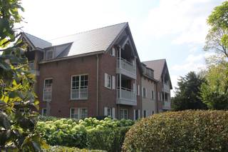 Ruim dakappartement met inpandige autostaanplaats in mooie parkresidentie . Het appartement biedt alle comfort en is ingericht met 2 slaapkamers,...