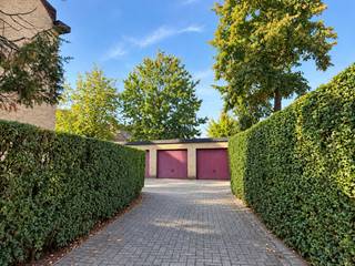 <p>Dit net gerenoveerde en energiezuinige appartement, gelegen op de eerste verdieping aan de Florastraat in De Pinte, beschikt over een gunstig EPC-label B en geniet van een ideale indeling.<br /><br />Voor meer informatie contacteer Ella@centeroffice.be of 0492 50 88 18. <br /><br />Bij het binnenkomen komt u terecht in de inkomhal, die toegang biedt tot de vernieuwde keuken en de lichtrijke leefruimte. De keuken is voorzien van alle nodige toestellen en sluit mooi aan bij het hedendaagse karakter van het appartement.<br /><br />Verder beschikt het appartement over een afzonderlijk toilet en een vernieuwde badkamer met dubbele lavabo en douche. In de badkamer is er eveneens een aansluiting voorzien voor een wasmachine.<br /><br />Daarnaast zijn er twee ruime slaapkamers, beide geschikt voor het plaatsen van een dubbel bed met kleerkast en/of bureau. Tot slot is er nog een praktische en ruime berging aanwezig, wat zorgt voor extra comfort en opbergruimte.<br /><br />Door de ligging nabij het station van De Pinte geniet u bovendien van een vlotte verbinding met de trein en een uitstekende bereikbaarheid naar belangrijke invalswegen, waaronder de E40 en E17.<br /><br />Bijhorend een garage en staanplaats. <br />EPC B: 126 kWh/(m² jaar)<br />Huurprijs 1150 euro + 60 euro gemeenschappelijke kosten. </p>