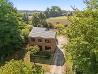 [[ DIT PAND NEEMT DEEL AAN DE ERA OPEN HUIZEN DAG OP 19/9 VAN 13:00 TOT 14:00 ]]
<p>Wie kiest voor rust, ruimte en groen, voelt zich hier meteen thuis. In een landelijke en bijzonder aangename omgeving in Maldegem bevindt zich deze prachtige alleenstaande villa, gelegen op een mooi domein van 1.037 m².</p>

<p>De woning wordt volledig omringd door groen en biedt daardoor een uitzonderlijk gevoel van privacy en vrijheid. Hier ontsnapt u aan de drukte en geniet u dagelijks van de rust van uw eigen stukje natuur.<br /><br /><strong>Creëer uw droomwoning</strong></p>

<p>Deze villa vormt een uitstekende basis voor wie een woning volledig naar eigen smaak en wensen wil moderniseren. De stevige structuur, de prachtige ligging en het ruime perceel bieden enorm veel mogelijkheden om hier uw ideale thuis te creëren.</p>

<p>Een belangrijke troef zijn de vernieuwde ramen, waardoor reeds een mooie stap werd gezet naar hedendaags wooncomfort. Daarnaast beschikt de woning over een gloednieuwe boorput, een praktische meerwaarde voor het domein.</p>

<p>De ruime tuin rondom de woning biedt volop mogelijkheden voor ontspanning, tuinieren of het creëren van een prachtige buitenruimte voor familie en vrienden.<br /><br /><strong>Troeven</strong></p>

<ul><li><strong>Prachtige alleenstaande villa</strong></li><li><strong>Domein van 1.037 m²</strong></li><li><strong>Omringd door een oase van groen</strong></li><li><strong>Uitzonderlijk rustige en landelijke ligging</strong></li><li><strong>Veel privacy en ruimte</strong></li><li><strong>Alle ramen vernieuwd</strong></li><li><strong>Gloednieuwe boorput</strong></li><li><strong>4 Slaapkamers</strong></li></ul>

<p><strong>UW DROOMWONING? ZO GEVONDEN!</strong></p>