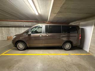 Op een vlot bereikbare locatie aan de stadsrand van Mechelen bevindt zich deze ondergrondse private parkeerplaats met aparte berging. <br /><br />De ondergrondse parking is toegankelijk via een automatische poort aan de straatzijde. Vervolgens bereikt u de ondergrondse verdieping, met behulp van een autolift, waar de private parkeerplaats zich bevindt. De parkeerplaats heeft een oppervlakte van ca. 3,00 m x 4,60 m en beschikt daarnaast over een aparte berging van ca. 1,50 m x 3,00 m. Ideaal voor het veilig en comfortabel stallen van uw wagen, met extra bergruimte voor fietsen, materiaal of andere persoonlijke spullen.<br /><br />De gemeenschappelijke kosten bedragen circa €44 per kwartaal.<br /><br />Een interessante oplossing voor wie op zoek is naar een veilige, private en centraal gelegen parkeerplaats met extra bergruimte vlakbij Mechelen centrum.<br />Voor meer informatie of een bezoek kunt u ons contacteren via 015 21 21 21 of olivier.lievens@imovastgoed.be.