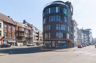 <p>Unieke retailruimte in hartje Gent, gelegen in een markant hoekpand op een zeer zichtbare en drukke locatie. Dit moderne winkelpand van 58m² biedt uitstekende mogelijkheden voor diverse commerciële activiteiten.</p><p>De ruimte beschikt over een fraai afgewerkte winkelvoorkant met grote raampartijen die maximale zichtbaarheid en natuurlijk licht garanderen. De vloer is voorzien van een duurzaam betonoppervlak, terwijl het interieur een schoon en professioneel voorkomen biedt. De uitstekende raamuitstalling trekt onmiddellijk de aandacht van voorbijgangers.</p><p>Het pand beschikt verder over praktische voorzieningen, waaronder een eigen achterkamer met werkruimte, opslagruimte en sanitair. Dit maakt het ideaal voor bedrijven die directe klantencontact nodig hebben met voldoende operationele ruimte.</p><p>De locatie is zeer voordelig: gelegen in het levendige centrum van Gent met hoge voetgangersdichtheid en directe toegang tot het openbaar vervoer. De omgeving kenmerkt zich door vele winkels, restaurants en diensten.</p><p>Perfect geschikt voor retail, kantoor of andere diensten. Een zeldzame kans om actief te zijn op deze toppositie in het hartje van Gent.</p>