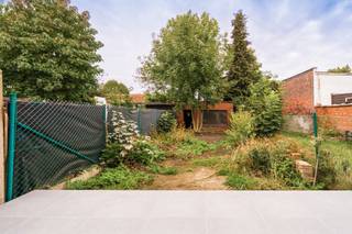 <p>Lichtrijk gelijkvloers appartement met privétuin en terras in het stijlvolle nieuwbouwproject Meerlenhof te Hoboken. Gelegen in een rustige, groene omgeving met vlotte verbinding naar het centrum van Antwerpen.<br /><br />Het appartement omvat een inkomhal met vestiaire en gastentoilet, een ruime leefruimte met open keuken en toegang tot het terras en de tuin. Verder zijn er twee slaapkamers, een moderne badkamer met inloopdouche, een berging/wasruimte. De tuin is voorzien van een handig tuinhuis.<br /><br />Extra’s:<br />- Privatieve kelderberging<br />- Gemeenschappelijke fietsenberging<br />- Tuin met terras<br />- Tuinhuis voor tuin- of hobbyspullen<br />- Individuele nutsvoorzieningen<br />- Energiezuinig ontwerp<br />- Rustige, groene ligging<br />- Dicht bij winkels, scholen en openbaar vervoer<br /><br />Inclusief kelderberging, aan te kopen voor €5.000.<br />Verkoop onder BTW-regeling. <br /><br />Een comfortabel en praktisch appartement met aangename buitenruimte, ideaal voor wie rustig wil wonen nabij de stad.</p>
<p><span> </span></p>