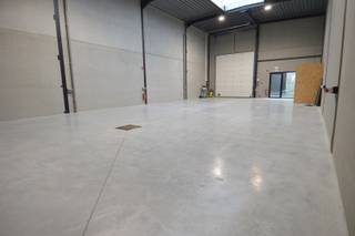 Ontdek uw ideale bedrijfslocatie! Een nieuwe bedrijvenzone, strategisch gelegen in de Emiel Clausstraat 37A in Sint-Eloois-Vijve. <br /><br />Topligging en uitstekende bereikbaarheid! Deze bedrijvenzone ligt in het hart van West-Vlaanderen, in de directe nabijheid van belangrijke verkeersaders zoals de E17 en N36. Dit garandeert niet alleen een vlotte toegang tot grote steden zoals Kortrijk, Waregem en Gent, maar ook een snelle verbinding met de rest van België en Noord-Frankrijk. De nabijheid van deze snelwegen maakt het een ideale locatie voor bedrijven die een uitstekende bereikbaarheid en logistieke efficiëntie nodig hebben.<br /><br />Deze unit heeft een oppervlakte van 220,5m². Of u nu een opslagplaats, showroom of kantoorruimte nodig heeft, deze unit biedt de flexibiliteit en infrastructuur om aan al uw bedrijfsbehoeften te voldoen. De unit is voorzien van toilet met lavabo en van twee autostandplaatsen.<br /><br />Bent u op zoek naar een strategische locatie voor uw onderneming? Deze bedrijvenzone biedt alles wat u nodig heeft om uw bedrijfsactiviteiten naar een hoger niveau te tillen. <br /><br />Huurprijs: 975 EUR/maand + 50 EUR/maand syndic of een totaal van 1.025 EUR/maand (excl. 21% btw)<br />Commissie verhuurkantoor: 1 maand huur + btw<br />3 maanden huurwaarborg<br />Kost registratie ten laste van de huurder<br />Adres: Emiel Clausstraat 37A , 8793 Sint-Eloois-Vijve<br />Onze referentie: DEV5259
