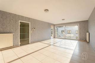 Bent u op zoek naar een ruim appartement te koop in Oostrozebeke op een uitstekende locatie? Dan is dit appartement in het centrum van Oostrozebeke precies wat u zoekt.Dit verzorgde appartement beschikt over twee volwaardige slaapkamers, een lichtrijke leefruimte en een aangenaam terras waar u in alle rust kunt genieten. Bovendien hoort bij het appartement een garage, een absolute meerwaarde die zorgt voor extra comfort en parkeergemak.Dankzij de centrale ligging in Oostrozebeke bevinden winkels, horeca, scholen, openbaar vervoer en andere dagelijkse voorzieningen zich op wandelafstand. Alles wat u nodig heeft, ligt binnen handbereik, waardoor u geniet van optimaal wooncomfort.Dit appartement met twee slaapkamers en garage in Oostrozebeke is ideaal voor starters, koppels, gezinnen, investeerders of wie op zoek is naar een comfortabele woonst op een topligging.Bij het appartement hoort ook een garage die verplicht bij te kopen is voor een prijs van 20.000 euro.Bent u op zoek naar een appartement te koop in Oostrozebeke met terras, garage en een centrale ligging? contacteer luna@immobeguin.be