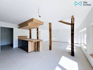 <p>We Invest Malmedy a le plaisir de vous faire découvrir ce charmant appartement neuf de plain-pied, situé au rez-de-chaussée et idéalement implanté au cœur du village de Petit-Thier, dans la commune de Vielsalm. Fonctionnel et confortable, il conviendra parfaitement pour une famille.<br /><br />Composition :<br />Un hall d'entrée desservant sur une cuisine équipée (four, taque induction, hotte, lave-vaisselle, évier, frigo, congélateur et meubles de rangement) ouverte sur le séjour avec un accès sur le jardin, une buanderie avec un espace pour les machines à laver, une salle de bain (douche italienne, meuble évier avec double vasque, sèche serviette), trois chambres à coucher et une toilette indépendante.<br />Un local vélos et poubelles commun, partagé avec l'autre appartement, est également mis à disposition.<br /><br />Aspects techniques :<br />Il est équipé d'une chauffage central au gaz par le sol, alimenté par une chaudière individuelle ; châssis en PVC triple vitrage ; PEB B (136 kWh/m²/an - consommation totale 18 472 kWh/an - Réf. : 20260612032495).<br /><br />Le bien est disponible immédiatement.<br /><br />N’hésitez pas à nous contacter pour organiser une visite ou obtenir davantage d’informations.</p>
