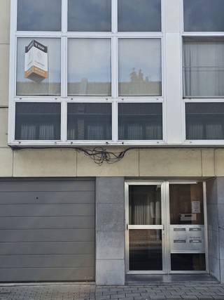 Dit te renoveren 2 slaapkamer appartement ligt vlakbij het station en heeft het centrum op wandelafstand.<br />Winkel, scholen,...zijn te voet makkelijk bereikbaar.<br /><br />Het stationsplein waar er gratis kan geparkeerd worden ligt op 5min wandelafstand.<br /><br />Op het eerste verdiep vind je de toegangsdeur tot het appartement.<br />De inkomhal bevat verschillende deuren waarachter je volgende ruimtes kan vinden:<br />Slaapkamer 1, slaapkamer 2 met balkon, toilet, badkamer met ligbad en de woonkamer.<br />Aanpalend aan de woonkamer bevindt zich de keuken.<br /><br />Dit appartement heeft wat liefde en renovatie nodig, m.a.w. een op te kuisen pareltje.<br /><br />Het appartement is momenteel verhuurd dus ook voor de investeerders onder ons kan dit een interessant verhaal zijn.<br />Return on investment gegarandeerd.<br /><br />Interesse?<br />Aarzel niet en neem contact op met ons kantoor.