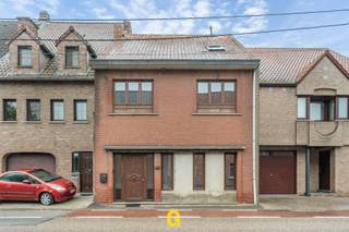 Langs Holt ter hoogte van nummer 118 bevindt zich deze leuk ingedeelde rijwoning met drie slaapkamers en tuin, op een perceel van 4a 55ca.<br /><br />Op enkele minuutjes wandelen of fietsen bereikt men het centrum van Beverst, een gemoedelijke deelgemeente van Bilzen die de laatste jaren merkbaar werd opgewaardeerd met tal van aantrekkelijke projecten. De basisschool, slager, buurthal, sporthal en enkele leuke restaurantjes liggen op wandelafstand. Na een vijftal minuutjes rijden bevindt men zich al in het centrum van Bilzen, Hoeselt of Diepenbeek.<br /><br />Bij het binnenkomen in deze opvallend leuk ingedeelde woning ervaart men onmiddellijk een gezellige, familiale sfeer. Ondanks de open indeling zorgen de verschillende zithoeken voor de nodige geborgenheid, terwijl de ruime leefkeuken een bijzonder de ideale plek is om samen te zijn met familie of vrienden.<br /><br />De woning onderging reeds heel wat renovatiewerken, waaronder de vernieuwing van verschillende ramen, de elektrische installatie, verwarming, loodgieterij, vloeren op het gelijkvloers, keuken, badkamer en achterbouw.<br /><br />Een aantal zaken dienen nog verder te worden afgewerkt, zoals de aanleg van terras en tuin, de inrichting van de zolderverdieping en enkele kleinere afwerkingspunten. Voor een handige koper biedt dit de mogelijkheid om de woning verder naar eigen smaak en budget af te werken, zonder dat dit een snelle verhuis in de weg hoeft te staan.<br /><br /><br />INDELING / OMSCHRIJVING<br /><br />GELIJKVLOERS<br />-Inkomhal met vernieuwd toilet<br />-Technische ruimte met aansluitingen voor nutsvoorzieningen, nog verder te omkasten<br />-Eerste ruime zitruimte<br />-Tweede, centraal gelegen zithoek in verbinding met de leefkeuken<br />-Ruime en sfeervol ingerichte leefkeuken met kookeiland, zichtbare houten balken en zicht op de tuin. Hier is meer dan voldoende plaats voor een royale eettafel. Ondanks het karakter van deze rijwoning geniet men hier van aangenaam veel daglicht dankzij de grote ramen en de lichtkoepel.<br />-Hal met trap naar de verdieping<br /><br />1STE VERDIEPING<br />-Nachthal<br />-Vernieuwde badkamer<br />-Twee volwaardige slaapkamers<br />-Vaste trap naar de zolderverdieping<br />2DE VERDIEPING<br />-Open zolderruimte met een mooie hoogte tot in de nok, verder af te werken tot mogelijk wel de mooiste slaapkamer van de woning, of een aangename hobbyruimte<br />KELDER<br />BUITENOMGEVING<br />-Overdekt terras<br />-Tuin, verder naar eigen smaak aan te leggen<br /><br />Voor en rondom de woning vindt men voldoende gratis parkeermogelijkheden.<br /><br /><br />ENKELE TECHNISCHE KENMERKEN<br />-EPC: 172 kWh/m² p.j. – label B – geen renovatieplicht<br />-Vernieuwde CV-installatie op aardgas<br />-PVC-ramen, deels vernieuwd<br />-Vernieuwde elektrische installatie<br />-Vernieuwde afvoeren, voorbereid voor aansluiting op de gescheiden riolering<br />-Geen opname in het maatregelenregister <br />-P-score: A / G-score: A<br /><br /><br />Deze bijzonder gezellige gezinswoning met tuin kan een mooie kans zijn voor handige kopers die op zoek zijn naar een betaalbare woning waar reeds heel wat belangrijke renovatiewerken werden uitgevoerd, maar die nog verder afgewerkt dient te worden. Wie bereid is zelf de handen uit de mouwen te steken, vindt hier een interessante mogelijkheid om de woning verder naar eigen smaak en budget in te richten, zonder dat een snelle verhuis hierdoor noodzakelijk uitgesteld moet worden.
