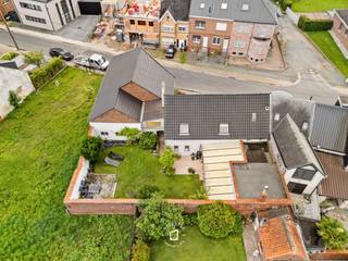 Bent u op zoek naar een verzorgde woning met tal van mogelijkheden voor hobby, opslag of een zelfstandige activiteit? Dan is deze eigendom in Okegem zeker een bezoek waard. Dankzij de <strong>gunstige ligging nabij de N45 </strong>geniet u van <strong>een vlotte bereikbaarheid,</strong> terwijl u toch rustig woont. Deze <strong>goed onderhouden woning</strong> beschikt op het gelijkvloers over een inkomhal, een gezellige leefruimte, een keuken, een badkamer en een afzonderlijk gastentoilet. Aansluitend bevindt zich een aangenaam terras en een volledig omheinde tuin die een bijzonder gezellig en privégevoel creëert. <strong>Een absolute meerwaarde van deze eigendom zijn de ruime bijgebouwen. Het bijhuis </strong>is ingericht met een praktische wasberging en een gezellige ‘mancave’. Daarnaast <strong>biedt het werkhuis </strong>tal van mogelijkheden voor opslag, hobby's, een atelier of een zelfstandige activiteit. <strong>De schuur en stalling </strong>beslaan samen ongeveer 105 m², aangevuld met een aanbouw van ca. 40 m². Hierdoor is deze eigendom uitermate geschikt voor wie nood heeft aan extra bergruimte, een werkplaats of het stallen van voertuigen en materiaal. <strong>Op de verdieping </strong>bevinden zich een ruime nachthal en<strong> 3 volwaardige slaapkamers.</strong> Ook op technisch vlak werd de woning zorgvuldig onderhouden.<strong> Alle (zadel) daken werden recent vernieuwd, de garagepoort werd vervangen in 2022 en bovendien is er een laadpaal aanwezig, wat perfect aansluit bij hedendaags wooncomfort.</strong> Kortom, een veelzijdige eigendom met ruime bijgebouwen, een gezellige tuin, moderne voorzieningen en een uitstekende bereikbaarheid. Ideaal voor gezinnen, hobbyisten of zelfstandigen die wonen en werken wensen te combineren. EPC LABEL: E. <br />
