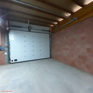 Professionele magazijn - unit van 225m², hoge sectionaalpoort, water, elektriciteit, 100% veilig en droog, voldoende parkeergelegenheid. ...