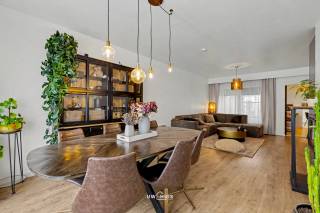 De woning beschikt over een ruime inkomhal die toegang biedt tot een grote en lichtrijke leefruimte. Aansluitend bevindt zich de keuken met extra ruimte die perfect kan dienen als eetkamer. Naast de keuken bevindt zich een praktische berging.<br /><br />De eerste verdieping beschikt over twee slaapkamers en twee badkamers. De eerste badkamer is uitgerust met een ligbad, dubbele lavabo’s en biedt voldoende plaats voor een wasruimte. De tweede badkamer beschikt over een douche met een toilet.<br /><br />Op de tweede verdieping bevinden zich twee slaapkamers, waaronder een doorloopkamer.<br />Daarnaast biedt de woning een veranda, groot terras en een lange tuin die uitloopt op twee parkeerplaatsen achteraan de woning, waar de mogelijkheid bestaat om een garage te bouwen.<br /><br />Troeven:<br />-     EPC 204 (net geen label B)<br />-     Elektriciteit conform <br />-     Achteruitweg <br />-     Centrale verwarming met condenserende ketel<br />-     Zonnepanelen<br />-             Overal hoogrendements beglazing <br /><br />Op zoek naar een ruime instapkaart woning met vier slaapkamers?<br />Contacteer ons via 052 46 38 03 voor meer informatie of een bezoek.<br />