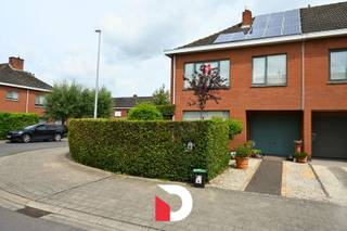Ontdek deze karaktervolle halfopen woning, gelegen in de uiterst rustige Poortersstraat, een serene woonwijk dichtbij (buurt)winkels, scholen, openbaar vervoer, het centrum van Sint-Kruis en op fietsafstand van Brugge centrum. Ook de Maalse Steenweg is binnen handbereik waar je verschillende commerciële centra terugvindt. Op deze locatie liggen zowel de stad als natuur erg dichtbij. <br />Deze stijlvolle woning verkeert in een INSTAPKLARE en goed onderhouden toestand. <br />Doorheen de jaren evolueerde de woning mee gezien de aanwezigheid van een recent vernieuwde badkamer / keuken (Dovy), de aanwezigheid van zonnepanelen gekoppeld aan een thuisbatterij van 10kw, dubbele beglazing, ... . !!LAGE VERBRUIKSKOSTEN !! De huidige eigenares betaalt op heden slechts +/- € 70/ maand aan verbruikskosten.<br />De woning beschikt op het gelijkvloers over een inkomhal, toilet, een inpandige garage, gezellige doorzon leef- en eetruimte, leefkeuken met inbouwtoestellen en een veranda. Op de verdieping zijn er 3 volwaardige slaapkamers en een vernieuwde badkamer voorzien. De woning beschikt eveneens over een spatieuze zolder die toegankelijk is via een vaste trap en uitgewerkt werd als een 4de slaapkamer. Op het naastliggend perceel, behorend tot het eigendom staat een 2e losstaande garagebox met een zijpoortje die uitgeeft in de tuin. De aangelegde tuin ligt half rond het huis waardoor je de ganse dag zon geniet vanop de verschillende terrassen waarbij ook de privacy gewaarborgd is. <br />In de fraai aangelegde achtertuin die openheid geniet is het aangenaam vertoeven waarbij men zoninval en PRIVACY geniet. De ruime oprit biedt plaats voor een wagen.<br /><br /><br />Contacteer ons snel voor een bezoek aan deze veelzijdige en complete woning!