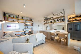 Dit lichtrijk 2-slaapkamerappartement op de 11de verdieping, gelegen te Léon Stynenstraat 70, biedt een prachtig panoramisch zicht over het...