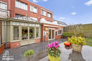 Gelijkvloers appartement met parktuin en topligging Achter de eenvoudige gevel schuilt een verrassende woonparel met een prachtig aangelegde...