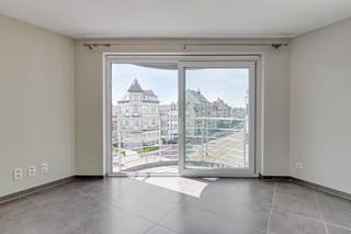 <p><span>Zonnig & lichtrijk hoekappartement met 2 volwaardige slaapkamers in de recente residentie Ghislain I.</span></p><p><span>Gelegen op de 3de verdieping, vlakbij zeedijk en centrum, met mooi open zicht op de omgeving.</span></p><p><span>U betreedt het appartement via de ruime inkomhal. Meteen wordt u getrokken naar de ruime leefruimte die baadt in het licht door de vele raampartijen.</span></p><p><span>Op het terras zal u gezellig vertoeven en genieten van de zon en het wijds uitzicht.</span></p><p><span>De open keuken is voorzien van alle modern comfort, talrijke kasten en u geniet tijdens het koken van een fijn uitzicht. </span></p><p><span>De hal leidt ons naar de 2 ruime slaapkamers die zijn afgewerkt met een kwalitatieve laminaatvloer en waarvan 1 beschikt over een aanpalend terras. </span></p><p><span>De badkamer is ingericht met dubbele lavabo, geriefelijk lavabomeubel met spiegelkasten, ligbad en toilet. </span></p><p><span>Er is een afzonderlijk toilet alsook een praktische berging met aansluiting voor de wasmachine.</span></p><p><span>Het appartement beschikt over pvc-raamprofielen met hoogrendementsbeglazing, een condenserende verwarmingsketel op gas en een gunstig epc (label B). </span></p><p><span>In het gebouw bevindt er zich een fietsenstalling, huisvuillokaal en heeft elk appartement afzonderlijke meters voor de nutsvoorzieningen. </span></p><p><span>Grote troef is de mogelijkheid tot aankoop van een staanplaats in het gebouw. </span></p><p><span>De staanplaats heeft een directe doorgang naar de lift. </span></p><p><span>Het station, winkel-wandelgebied en de zeedijk bevinden zich op wandelafstand. </span></p><p><span> </span></p>