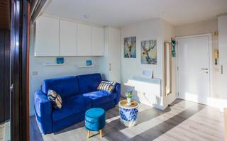 Deze knusse studio bevindt zich op de <strong>9de verdieping </strong>van residentie Brisbane, <strong>gelegen op de Zeedijk</strong> te Middelkerke. <br />Ze werd <strong>deels</strong> <strong>gerenoveerd in 2019</strong>. Zo werd er een nieuwe keuken geplaatst, werden de kasten, de boiler en de inkomdeur vervangen en werd een nieuw laminaat gelegd. <br />De elektrische installatie voldoet aan de normen en van op het <strong>Zuid-oost georiënteerd terras </strong>kunt u er genieten van een <strong>magnifiek uitgestrekt uitzicht op de duinen </strong>en het zonnetje. <br />De aankoop gaat tevens gepaard met een <strong>privatieve kelderberging</strong>. Er is eveneens een gemeenschappelijk vuilnislokaal aanwezig.<br />Last but not least, voldoet dit pand aan de vereisten om te mogen verhuren op seizoensbasis (brandveiligheidsattest aanwezig en ingeschreven bij toerisme vlaanderen). <br /><br />Zin om deze lichtrijke studio te komen ontdekken? Neem dan nu contact op voor meer info of een bezoek ter plaatse.