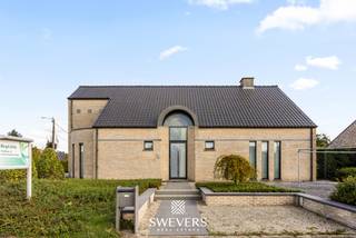 Voor meer info en foto’s, surf naar www.swevers.be – Ruimte, licht en een groene omgeving komen samen in deze instapklare open bebouwing aan de Terlaemenlaan 42 in Heusden-Zolder. De woning uit 2000 biedt 281 m² bewoonbare oppervlakte op een perceel van 9a 28ca en beschikt over EPC-label B. Op het gelijkvloers vind je een ruime inkomhal, apart toilet en een lichtrijke leefruimte van ca. 53 m² met eet- en zithoek. Daarnaast een afzonderlijke bureauruimte naast de woonkamer en één vooraan die kan dienen als vierde slaapkamer. De keuken van ca. 20 m² sluit aan op de wasplaats en berging. De ruime garage biedt extra mogelijkheden, bijvoorbeeld voor een vrij beroep of kangoeroewonen. De eerste verdieping telt drie volwaardige slaapkamers, een badkamer met bad, douche en dubbele lavabo, apart toilet, dressing en berging. Boven de garage bevindt zich een hobbyruimte van ca. 14,5 m² met potentieel als vijfde slaapkamer. Buiten geniet je van een groen perceel met oostelijke en zuidelijke oriëntatie. De woning beschikt bovendien over maatkasten, alarm, rolluiken en zonnewering. De cv-installatie werd in 2023 vernieuwd. De ligging is vlot bereikbaar, met winkels, scholen, openbaar vervoer, natuur en ontspanning in de nabije omgeving. Hasselt bereik je in ca. 15 minuten. Voor meer informatie, bel 011 255 155. Bron bewoonbare oppervlakte: EPC – verslag.