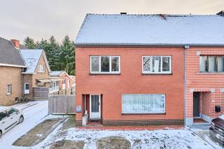 Halfopen bebouwing met tal van mogelijkheden op toplocatie in ZonhovenOp de Houthalenseweg 78 te Zonhoven vinden we deze halfopen bebouwing met een...