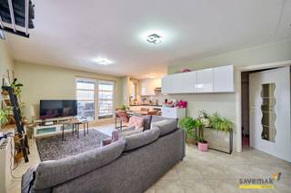 Cet appartement récent dispose d'un bel agencement.L'espace de vie s'ouvre sur la terrasse couverte donnant sur le jardin.Dans le grenier se trouve...