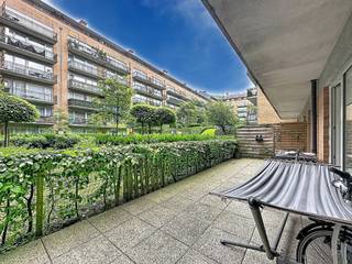 <p><b>Info & bezoeken:</b> nathalie.plasman@weinvest.be | 02 315 77 22</p>
<p>Geleven in een gewilde en gezellige buurt in Sint-Jans-Molenbeek, heeft We Invest het genoegen u dit ruime appartement met 3 slaapkamers voor te stellen.</p>
<p>Het eigendom kent een strategische ligging in de Zaaizaadstraat 35. De wijk biedt een dynamische en groene leefomgeving in de directe nabijheid van het openbaar vervoer (metro, bus), winkels, scholen, sportcentra en tal van parken.</p>
<p>Dit op te frissen appartement bevindt zich op de gelijkvloerse verdieping van een mede-eigendom uit 2000 en beschikt over een bewoonbare oppervlakte van 114 m², als volgt ingedeeld:</p>
<ul>
<li>
<p><b>Leefruimte:</b> Een lichtrijke woonkamer en een uitgeruste keuken die beide toegang bieden tot een gezellig privétuintje aan de voorzijde.</p>
</li>
<li>
<p><b>Slaapgedeelte:</b> Drie mooie, rustig gelegen slaapkamers aan de achterzijde, die allemaal direct toegang hebben tot een groot terras met een vrij uitzicht op de gemeenschappelijke tuinen van de residentie.</p>
</li>
<li>
<p><b>Voorzieningen:</b> Een badkamer, een douchekamer, twee toiletten (waarvan één apart) en een praktische wasplaats.</p>
</li>
</ul>
<p>Het appartement beschikt over een kelder in de ondergrond en is uitgerust met een gepantserde deur voor extra veiligheid. Voor uw comfort is er tevens een binnenstaanplaats beschikbaar tegen een meerprijs van € 25.000.</p>
<blockquote>
<p><b>Technische kenmerken:</b> Individuele verwarming op gas, dubbele beglazing, PBM-toegankelijk (personen met beperkte mobiliteit) en een lift in het gebouw. EPC: E - 241 kWh/m².jaar.</p>
</blockquote>
<p>Dit appartement is een zeldzame kans voor een gezin of een investeerder die op zoek is naar een vastgoedobject dat comfort, rust en bereikbaarheid combineert in een felbegeerde regio.</p>
<p>Mis deze kans niet en bel ons om een bezoek te plannen! Al onze exclusieve panden zijn te vinden op www.weinvest.be.</p>