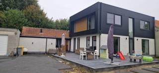 Indeling: gelijkvloers: inkom, apart wc met lavabo, grote living (75m²) ingedeeld als eetkamer, salon, speelruimte en bureelruimte, met de open volledig ingerichte keuken.<br />Berging en wasplaats, de aansluitende grote garage (2w) (sectionaalpoort);<br />Verdieping: nachthal met 3 ruime slaapkamers, waarvan de masterbedroom een dressing heeft;<br />Buiten: toegangspoort met aangelegde tuin, gazon en terras.<br />Vloerverwarming over gans de woning, (condenserende gasketel), alarm. Regenwaterput van 10.000 liter. Alle voorzieningen. Vernieuwde elektriciteit. De woning is volledig uitgerust met domotica en vanop afstand kan alles bediend worden.<br />De woning wordt verhuurd met de ingerichte eetkamer en salon (meubels in nieuwstaat) en de tuinmeubels.<br /><br />EPC: 101 (kWh/m²jr), Epeil: 60 Certificaat: 241016_G_0MV_2020148100/EP15513/A001/D01/SD001<br />Vrij op 1/2/2027