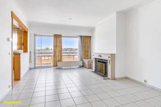 <p>Dit verzorgde appartement bevindt zich op de derde verdieping van een residentieel appartementsgebouw te Borsbeek. Dankzij de praktische indeling, de twee terrassen en de aangename lichtinval vormt dit appartement een interessante woonopportuniteit.<br /><br /><strong>Indeling:</strong><br />Bij het binnenkomen komt u terecht in de inkomhal, die voorzien is van een ruime ingemaakte vestiairekast en voldoende opbergruimte biedt.</p>
<p>Vooraan bevindt zich de lichtrijke leefruimte waar het grote schuifraam zorgt voor een aangenaam ruimtegevoel en veel natuurlijk licht. De gezellige houtkachel vormt hier een extra troef. Vanuit de leefruimte heeft u rechtstreeks toegang tot het terras aan de voorzijde. Aansluitend bevindt zich de open keuken, die volledig werd uitgerust met een vaatwasser, oven, vierpits gasvuur, ijskast, diepvriezer en voldoende kastruimte.</p>
<p>Verder beschikt het appartement over twee volwaardige slaapkamers. De grootste slaapkamer geeft toegang tot het ruime westgerichte terras aan de achterzijde, waar u in alle rust kunt genieten van de namiddag- en avondzon.</p>
<p>De badkamer werd modern ingericht en voorzien van een ruime inloopdouche, een hedendaags badkamermeubel met spiegelkast en aansluitingen voor een wasmachine en/of droogkast. Daarnaast is er nog een afzonderlijk gastentoilet aanwezig.</p>
<p>Doorheen het appartement werd gekozen voor onderhoudsvriendelijke materialen. De keuken, leefruimte, hal, badkamer en het toilet zijn afgewerkt met een tegelvloer, terwijl de slaapkamers voorzien zijn van een laminaatvloer.<br /><br /><strong>Bijzonderheden:</strong><br />Appartement met twee volwaardige slaapkamers<br />Gebouw beschikt over een lift.<br />Twee terassen aanwezig.<br />Open en volledig uitgeruste keuken.<br />Gunstig EPC-label B.<br />Optionele garagebox aan te kopen voor € 25.000.<br /><br /><strong>Ligging:</strong><br />Gelegen nabij het centrum van Borsbeek, met winkels, scholen, openbaar vervoer en dagelijkse voorzieningen op korte afstand. Dankzij de centrale ligging bereikt u vlot Antwerpen en de omliggende gemeenten.</p>