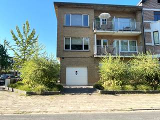 Gelijkvloers appartement met 3 kamers, tuin, garage. Dit verrassend ruim appartement beschikt over een aangename leefruimtes, meerdere slaapkamers en/of multifunctionele kamers, een ingerichte badkamer met ligbad met inclusief douche, apart toillet. De grote raampartijen zorgen voor een fijne natuurlijke lichtinval en achteraan is er rechtstreeks contact met de tuin. De ruime garage biedt bijkomende opslagmogelijkheden en doet momenteel eveneens dienst als wasplaats. Dit appartement is heden verhuurd en bewoond door huurders. Hierdoor geven de huidige foto's een bewoonde indruk, maar de ruimtes bieden heel wat mogelijkheden om de woning naar eigen smaak in te richten.Troeven: ruime indeling, veel lichtinval, tuin, garage, praktische bergruimte en verschillende multifunctionele kamers.Een interessante appartement op een fijn locatie! Heeft u bijkomende vragen? Surf naar www.abricasa.be en plan jouw afspraak in samen met onze digitale assistente Alice!Abricasa – Vastgoed voor generaties: Jouw vastgoedpartnerWil je jouw eigendom verkopen of zoek je een vastgoedmakelaar voor verhuur of beheer?Abricasa biedt persoonlijke begeleiding bij al uw vastgoedvragen, van begin tot eind. Leer ons kennen!