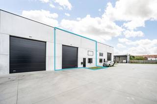 Kwalitatieve nieuwbouw KMO units van 220-225m², gelegen op een toplocatie aan de Kortrijkseweg tussen Kortrijk en Waregem en is alsook vlot bereikbaar via de E17. De KMO units beschikken over 2 privatieve parkeerplaatsen.* Specificaties:- vrije hoogte van 6 meter- brandklasse C- staalstructuur met steeldeck- 2 privatieve parkeerplaatsen- elektrische sectionaalpoort- gepolierde betonvloer- lichtstraat- afzonderlijke toegangsdeur- regenwaterput 5.000LDe prijzen vermeld zijn exclusief zonnepanelen. Bezoek na afspraak met Immo Beguin: info@immobeguin.be