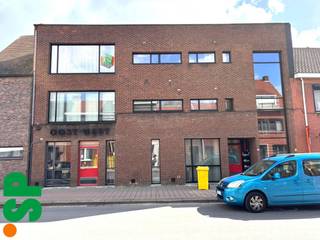 Het appartement heeft de volgende indeling: Men komt binnen in de ruime inkomhal met apart toilet. Van hieruit kan men verder naar de lichtrijke living (32m²) met eetkamer en de ingerichte keuken (kasten, dampkap, keramisch kookvuur, koelkast, diepvries, oven, aansluiting wasmachine/droogkast; 8m²). Verder heeft het appartement 2 slaapkamers (16m² en 16m²), een bureel (9m²) en een ingerichte badkamer (lavabomeubel, bad met douchemogelijkheid; 4m²). Achteraan is een terras voorzien met buitenberging.<br /><br />Er is voldoende parkeergelegenheid voorzien in de straat.<br /><br />- EPC = 313 kWh/m² (gunstiger na het plaatsen van extra dakisolatie)<br />- CV = Aardgas<br />- Geen huisdieren toegelaten!<br /><br />Voor meer informatie of een afspraak ter plaatse kan u steeds contact opnemen met Immo S|P te Geel op 014/59.10.20 of via info@immosp.be.