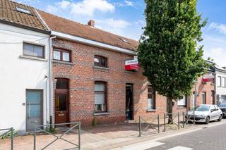 Deze instapklare en gerenoveerde gezinswoning is ideaal gelegen nabij het centrum van Beerse. <br /><br />De woning omvat op het gelijkvleors een ruime en lichte woonkamer met aansluitend de volledig geïnstalleerde keuken, een bureauhoek, een badkamer met inloopdouche en een slaapkamer/hobbyruimte. <br /><br />Op de eerste verdieping vinden we de hoofdslaapkamer met aansluitend een bureau/extra slaapkamer/dressingruimte. <br /><br />Achteraan de woning ligt de prachtige tuin met tuinberging. Eveneens is er een praktische kelder aanwezig. <br /><br />De mogelijkheid bestaat om achteraan het perceel een wagen te parkeren.