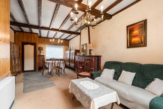 [[ DIT PAND NEEMT DEEL AAN DE ERA OPEN HUIZEN DAG OP 13/6 VAN 16:00 TOT 17:00 ]]
<p>Op zoek naar een woning, gelegen in een rustige woonkern met groene omgeving en nabij invalswegen? Lees hier dan zeker even verder! <br /><br />Deze woning biedt een unieke combinatie van een aangename ligging en praktische bereikbaarheid. Dankzij de strategische locatie heeft u een vlotte verbinding naar belangrijke invalswegen en omliggende gemeenten – ideaal voor pendelaars. Bovendien is deze woning een mooie kans om volledig naar eigen smaak op te frissen, waardoor u uw eigen stempel kunt drukken en tegelijk investeert in een woning met potentieel tot meerwaarde. De ligging pal bij een gezellig groen pleintje zorgt voor een open, luchtig gevoel en extra buitenruimte vlak voor de deur.<br /><br />Belangrijkste ruimtes:<br />• Woonkamer (28 m²) met veel lichtinval<br />• Keuken met directe toegang tot het terras<br />• Slaapkamer (15 m²)<br />• Slaapkamer (13 m²)<br />• Slaapkamer (20 m²)<br />• Badkamer<br />• Toilet (1 m²)<br />• Terras (12 m²)<br />• Tuinhuis (4 m²)<br />• Inkomhal<br /><br />Troeven:<br />• Strategische ligging met vlotte verbinding naar invalswegen<br />• Renovatiekans om volledig naar eigen smaak in te richten<br />• Rustige locatie bij een groen pleintje<br /><br />Neem vandaag nog contact op met uw ERA-makelaar voor een bezoek.<br />JOUW DROOMHUIS. ZO GEVONDEN!</p>