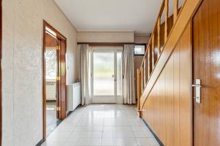 Deze ruime en oerdegelijke woning op 4a 25ca is goed gelegen en uiterst geschikt voor een gezin met kinderen!Bestaande uit een inkomhal met een...