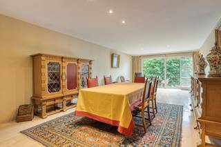 Gelegen in het centrum van Roeselare vinden we dit lichtrijke en instapklare appartement op de eerste verdieping van een verzorgde residentie. Met een bewoonbare oppervlakte van ca. 100 m² geniet u hier van een aangename leefruimte, twee volwaardige slaapkamers en een praktische indeling. Dankzij het EPC-label B woont u bovendien energiezuinig en comfortabel.<br /><br />De centrale ligging in de Hendrik Consciencestraat vormt een grote troef. Op wandelafstand bevinden zich de Grote Markt, winkels, horecazaken, het station en openbaar vervoer. Hier combineert u het gemak van het stadsleven met een rustige woonomgeving.<br /><br />Het appartement omvat:<br /><br />- Lichtrijke leefruimte<br />- Keuken<br />- Praktische berging<br />- 2 slaapkamers<br />- Badkamer<br />- Apart toilet<br />- Terras aan de voor- en achterzijde<br /><br />Daarnaast bestaat de mogelijkheid tot aankoop van een garage.<br /><br />Extra troeven:<br /><br />- Instapklaar en energiezuinig appartement<br />- EPC-label B<br />- Lift aanwezig in de residentie<br />- Mogelijkheid tot aankoop garage<br />- Interessant als investering of eigen bewoning<br />- Toplocatie in hartje Roeselare<br /><br /><br /><br />Bestuursmaatregelen in het maatregelenregister: nee