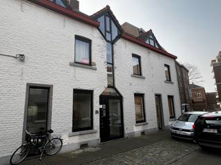 Dit appartement is centraal en tegelijkertijd rustig gelegen in het centrum van Leuven.De doodlopende Rapengang is een zijstraat van de Parkstraat...