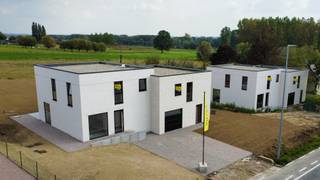 <ul>
<li>inclusief tuinafwerking</li>
<li>Groene omgeving</li>
<li>Goede mobiliteit</li>
<li>Hoogwaardige afwerking</li>
<li>Energiezuinig en toekomstgericht</li>
</ul>
<br /><strong>OMGEVING</strong><br />De Geraardsbergsesteenweg biedt de perfecte mix van rust en bereikbaarheid. Je bevindt je vlak bij het centrum van Ninove, met winkels, scholen en openbaar vervoer binnen handbereik, en je geniet toch van de rust van een groene omgeving.<br /><br />Dankzij de nabijheid van de belangrijke verkeersassen ben je snel verbonden met omliggende steden zoals Aalst en Geraardsbergen zodat zowel woon-werkverkeer als weekenduitstapjes zonder moeite georganiseerd kunnen worden. Naast het gemak van de stad ligt de Geraardsbergsesteenweg ook dichtbij groene gebieden en wandelroutes, perfect voor wie houdt van een rustige wandeling, joggen of gewoon wil genieten van de natuur.<br /><br /><strong>INDELING</strong><br />Bij het binnenkomen van de woning kom je uit op een ruime inkomhal met een gastentoilet. Verder ontdek je een ruime leefruimte met een open keuken die uitkijkt op de grote tuin. Aansluitend naast de keuken is er nog een bergruimte voorzien waar je alle technieken kan terugvinden. Bij lot 2 en 4 is er een inpandige garage aanwezig.<br />Bij lot 1 en 3 vind je op het eerste verdiep een toilet, een ruime geïnstalleerde badkamer en 4 slaapkamers terug. Bij lot 2 en 4 vind je op het eerste verdiep een toilet, een mooie bergruimte, een ruime geïnstalleerde badkamer en drie slaapkamers terug.<br /><br /><strong>E-PEIL</strong><br />Elke woning is uitgerust met een efficiënte lucht-water warmtepomp, die zorgt voor duurzame en energiezuinige verwarming. Daarnaast zijn de woningen voorzien van zonnepanelen, waardoor je profiteert van lagere energiekosten en dit resulteert in een kleinere ecologische voetafdruk. De vloerverwarming zorgt niet alleen voor een aangenaam en gelijkmatig verwarmd huis, maar draagt ook bij aan een strak en stijlvol interieur zonder zichtbare radiatoren.<br /><br />Met oog voor detail en vakmanschap zijn deze woningen perfect voor gezinnen die op zoek zijn naar een duurzame, comfortabele en stijlvolle woonomgeving. Benieuwd om je toekomstige woning verder te ontdekken? Je kan ons steeds contacteren op het nummer 09 394 67 95 of via info@potrell.be voor meer informatie of een afspraak!<br /><br /><span>WONING OP MAAT | JOUW WONING, JOUW STIJL</span><br />Maak van deze woning jouw droomhuis op maat! Voeg je eigen smaak en persoonlijkheid toe en kies zelf de keuken, vloer en badkamer van jouw instapklare woning. Een eigen stek op maat van jouw wensen en stijl. Jij kiest, Potrell voert uit. Zo makkelijk is het!<br /><br />Prijzen zijn exclusief kosten.