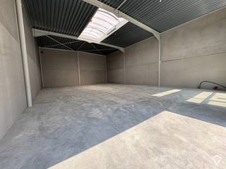 - Nieuwe KMO-units te Ichtegem -<br /><br />In de Industriestraat te Ichtegem transformeert Global Estate Group de voormalige Dupon Biscuits-site – bekend van koekjes voor ijsjes – tot een modern en duurzaam bedrijventerrein.<br /><br />In dit nieuwe KMO-park, *Houtland West*, bieden wij een casco loods van 246 m² te koop aan. De unit beschikt over 2 inbegrepen privéparkeerplaatsen en maakt deel uit van een recent opgeleverd bedrijvenpark met een hedendaagse uitstraling.<br /><br />*Houtland West* is strategisch gelegen in het hart van Ichtegem, vlot bereikbaar via de N33 en op korte afstand van Torhout, Gistel en de E40. Het bedrijventerrein is ideaal voor kleine en middelgrote ondernemingen die op zoek zijn naar een functionele, duurzame en goed bereikbare uitvalsbasis in West-Vlaanderen.<br /><br />Interesse? Neem contact met ons op voor meer info of een bezoek ter plaatse.