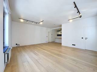 VISITE UNIQUEMENT SUR DEMANDE VIA IMMODAVINCI.BE<br /><br />EMPLACEMENT<br />Cet appartement bénéficie d'un emplacement exceptionnel dans le centre historique de Gand, à quelques pas du Korenmarkt, de la cathédrale Saint-Bavon et de nombreux restaurants conviviaux, magasins et lieux culturels incontournables. Grâce à d’excellentes liaisons de transports en commun et à un accès aisé à Gand-Saint-Pierre ainsi qu’aux principales voies d’accès, cet emplacement allie à la perfection confort de vie et mobilité. Un point de départ idéal pour ceux qui souhaitent profiter de la vie trépidante de la ville, avec toutes les commodités littéralement à deux pas. <br /><br />AGENCEMENT<br />Cet appartement particulièrement spacieux et prêt à emménager, situé au deuxième étage, offre un agréable mélange de confort, de lumière et de fonctionnalité. Depuis le hall d’entrée, vous accédez au salon lumineux doté d’une cuisine ouverte moderne et entièrement équipée, où convivialité et confort de vie sont au cœur de l’aménagement. Juste à côté du salon se trouve une pièce polyvalente pouvant parfaitement servir de troisième chambre ou de bureau. L'appartement dispose également d'un débarras pratique, d'une buanderie, d'une salle de bains élégante avec douche et double lavabo, ainsi que de deux chambres spacieuses.<br /><br />Loyer : 1 550 € / mois<br />Avance sur charges : 65 € / mois<br />Disponible immédiatement<br />PEP : 177 kWh/m²<br /><br />DEMANDE DE VISITE UNIQUEMENT VIA LE SITE WEB IMMODAVINCI.BE