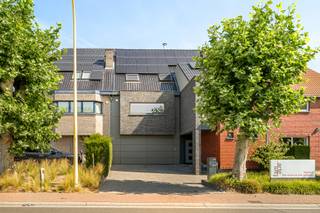 Cette maison surprend dès le premier instant. Derrière la façade discrète se cache une maison spacieuse, moderne et extrêmement pratique où le confort, la fonctionnalité et la qualité de vie sont au centre.<br /><br />En entrant, on remarque immédiatement l'excellente disposition. Au rez-de-chaussée, la maison dispose d'un double garage et d'un espace supplémentaire polyvalent actuellement utilisé comme salle d'exposition, mais pouvant être aménagé en espace de pratique, bureau ou espace de loisirs. Grâce à l'ascenseur, chaque étage est facilement accessible, ce qui rend cette maison particulièrement tournée vers l'avenir.<br /><br />Au rez-de-chaussée, vous trouverez également un sauna et une douche, donnant un accès direct au jardin. Le magnifique jardin arrière est un véritable oasis de verdure et de calme. Vous pourrez profiter d'un bel étang, d'une cabane de jardin pratique et d'une sortie arrière séparée, idéale pour l'entretien du jardin ou le transport de matériel sans devoir passer par la maison.<br /><br />En empruntant l'escalier ou l'ascenseur, vous accédez au premier étage où se trouve le spacieux espace de vie. De grandes fenêtres offrent une abondance de lumière naturelle et une vue magnifique sur le jardin verdoyant. À côté se trouve la cuisine semi-ouverte entièrement équipée, en parfaite harmonie avec le caractère ouvert et accueillant de la maison.<br /><br />La véritable attraction de cet étage est sans aucun doute la terrasse exceptionnellement spacieuse. Vous pourrez profiter de la vue sur le vert en toute intimité, tandis qu'une rampe pratique assure une connexion fluide et directe avec le jardin.<br /><br />Au deuxième étage se trouve la zone de nuit. La spacieuse chambre principale dispose de sa propre salle de bains et dressing, offrant une véritable sensation d'hôtel à la maison. Il y a également deux autres chambres à coucher complètes et une deuxième salle de douche qui complètent le confort pour la famille ou les invités.<br /><br />Le dernier étage est actuellement aménagé en espace de bureau, mais peut facilement être transformé en une chambre supplémentaire, un espace de loisirs ou un espace polyvalent selon vos souhaits.<br /><br />La cave offre également beaucoup d'espace. Vous y trouverez de nombreux espaces de rangement, une salle de sport entièrement équipée et une cave à vin chaleureuse. De plus, cet étage est également accessible par l'ascenseur, ce qui augmente encore la facilité d'utilisation.<br /><br />Enfin, cette maison bénéficie d'un excellent emplacement. L'accessibilité est particulièrement fluide, tandis que dans le jardin arrière, vous pourrez profiter pleinement du calme et de l'intimité, sans être dérangé par la route devant.