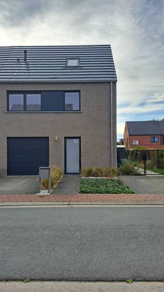 Bezichtiging na afspraak (0497/27.12.44 – guldensporenstraat9@gmail.com)<br />Deze instapklare woning (bouwjaar 2014) is ideaal gelegen op het einde van een doodlopende straat in een kindvriendelijke wijk nabij het centrum van Asse, op wandelafstand van winkels, scholen en treinstation maar toch rustig gelegen.<br />Op de begane grond vindt u een inkomhal met gastentoilet, woonkamer aansluitend op het eetgedeelte en een open keuken. Er is een garage voorzien met elektrische poort. De garage biedt plaats voor één wagen, ruimte voor wasmachine, droogkast, diepvriezer en bergruimte. In de garage is een waterontharder (watergenius) voorzien.<br />Op de eerste verdieping vindt u een ruime nachthal met ruimte voor eventueel een bureau, twee slaapkamers (ramen voorzien van rolluiken), een apart toilet en een badkamer (voorzien van bad/douche combinatie, maar aparte aansluiting voor een douche voorzien).<br />Op de tweede verdieping zijn er nog twee kamers voorzien, alsook de technische installaties (condensatieketel Vaillant en ventilatie).<br />De recent aangelegde zuidgerichte tuin beschikt over een terras, een zonneluifel van het merk Weinor (inclusief verticale doek) en een tuinhuis.<br />De aangelegde oprit voor het huis biedt ruimte voor twee wagens.<br />De elektriciteit is conform. De woning beschikt over 16 zonnepanelen. Er is een regenwaterput (10.000l) met aansluiting op beide wc’s. De woning heeft een EPC A label.<br />Plannen en technische info ter plaatste te consulteren.