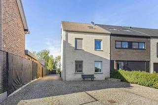 Bent u op zoek naar een energiezuinige woning met veel ruimte, privacy en mogelijkheden? Dan is deze woning, gelegen aan de Waltwilderstraat 28 in Bilzen, zeker een bezoek waard.<br /><br />De woning werd gebouwd in 2015 en beschikt over een bewoonbare oppervlakte van circa 200 m². De eigendom is gelegen op een totale perceeloppervlakte van maar liefst 3.510 m², oftewel 35a10ca. Hierdoor geniet u van een uitzonderlijk ruime buitenomgeving met tal van mogelijkheden.<br /><br />Ook op energetisch vlak scoort deze woning uitstekend. Met een EPC-label A en een energiescore van 41 kWh/m²/jaar is de woning zeer energiezuinig. Daarnaast zijn er 26 zonnepanelen en 4 thuisbatterijen met slimme sturing aanwezig, wat deze eigendom extra interessant maakt voor wie belang hecht aan duurzaam en energiezuinig wonen.<br /><br />De ligging vormt een belangrijke troef: de woning bevindt zich in een rustige doodlopende straat, maar toch centraal nabij het centrum van Bilzen, winkels, scholen, horeca en de oprit van de autostrade.<br /><br />Bij het betreden van de woning komt u binnen op het gelijkvloers, waar de ruime open keuken meteen in het oog springt. Dankzij de grote raampartijen geniet deze ruimte van veel natuurlijke lichtinval en een prachtig zicht op de enorme tuin. Aansluitend bevindt zich een praktische bergruimte met de nodige sanitaire voorzieningen.<br /><br />Een bijzondere meerwaarde is de kangoeroemogelijkheid op het gelijkvloers. Deze ruimte beschikt over een extra keuken, badkamer en slaapgedeelte, waardoor ze ideaal is voor inwonende familie, gasten, oudere kinderen of wie nood heeft aan een aparte woon- of werkruimte.<br /><br />Op de eerste verdieping bevindt zich de gezellige woonkamer, voorzien van een gaskachel. Deze ruimte vormt een aangename plek om tot rust te komen en geniet van een warme, huiselijke sfeer.<br /><br />Op de tweede verdieping bevinden zich 2 slaapkamers, waarvan één slaapkamer voorzien is van een dressing. Daarnaast is er op deze verdieping ook een badkamer aanwezig.<br /><br />Buiten geniet u van een uitzonderlijk ruime tuin met heel wat mogelijkheden. Dankzij de totale perceeloppervlakte van 35a10ca is er ruimte voor ontspanning, tuinliefhebbers, dieren, hobby’s of verdere invulling naar eigen wens.<br /><br />De eigendom wordt aangeboden via de Pre-sale formule. Op 29/10/2026 tussen 15:00 en 19:00 kan u het huis op afspraak komen bezichtigen en een bod uitbrengen. De vermelde prijs is een instelprijs. Voor meer info, gelieve contact op te nemen met de dossierverantwoordelijke.<br /><br />Bestuursmaatregelen in het maatregelenregister: nee